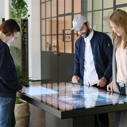 t_0004_MMT-MultiTouch-Table-55-Agency-Demodern-1-555x399px